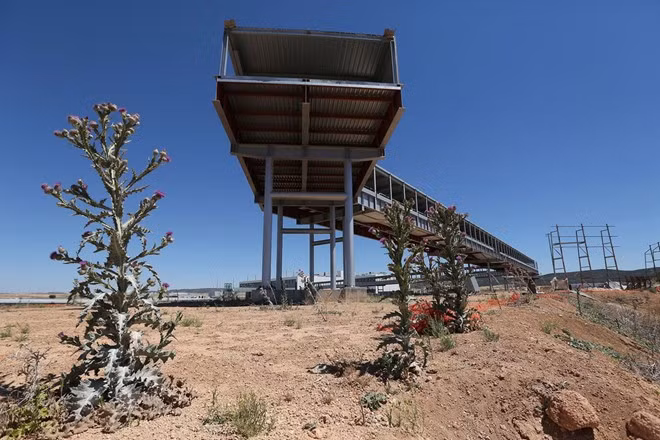 Cầu trên cao dẫn vào sân bay chưa từng được sử dụng. 