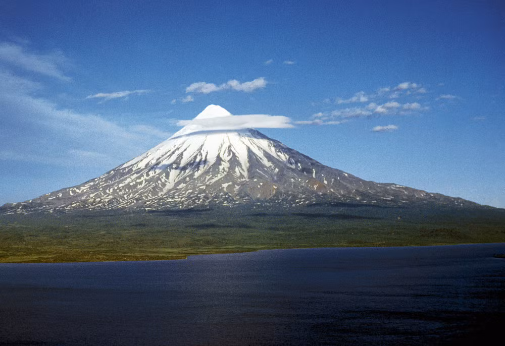 Đây không phải là núi Phú Sĩ của Nhật Bản mà chính là núi lửa Kronotsky cao 3.528 mét thuộc công viên quốc gia Kronotsky – một trong những công viên lâu đời nhất nước Nga.