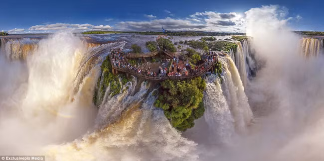 Thác Iguazu nằm giữa biên giới Brazil và Argentina là một trong những cảnh đẹp trên thế giới nhìn từ trên cao.
