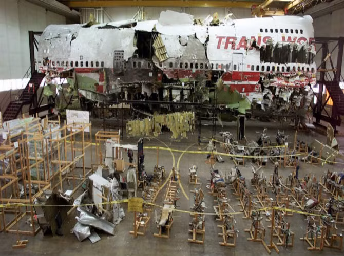 TWA Flight 800: Tháng 7/1996, chiếc Boeing 747 của hãng hàng không Trans World đã phát nổ trên bầu trời giữa không trung ở ngoài khơi bờ biển đảo Long Island (Mỹ) khi đang trên hành trình tới Paris (Pháp), khiến toàn bộ 230 người thiệt mạng.