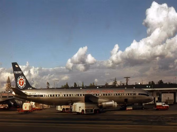 Flying Tiger Line Flight 739: Năm 1962, chiếc máy bay Lockheed L-1049 Super Constellation của quân đội Mỹ đã biến mất khi bay qua Thái Bình Dương. Khi đó, chiếc phi cơ đang chở 107 hành khách, trong đó có 93 binh sĩ trên đường từ California (Mỹ) tới Việt Nam. Sau 8 ngày tìm kiếm, không mảnh vỡ máy bay nào được tìm thấy. Cho đến nay, sự mất tích chiếc phi cơ này vẫn là một trong những bí ẩn của ngành hàng không thế giới.