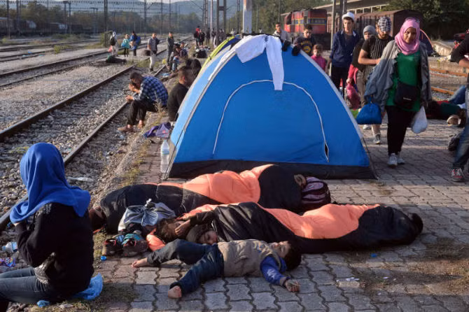 Những người tị nạn nằm ngay gần đường ray tàu trong thời gian chờ đợi.