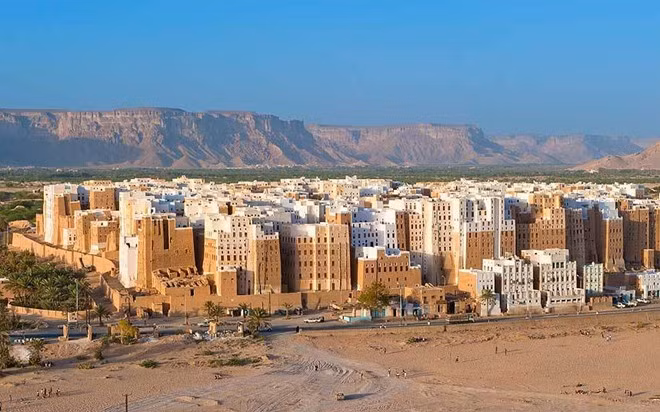 Yemen: Năm 2013, cả Mỹ và Anh đều khuyến cáo công dân họ không nên đến Yemen vì lo ngại khủng bố. Các cuộc đụng độ đang phá hủy nhiều công trình cổ vô giá như bảo tàng, thánh đường... của quốc gia này.