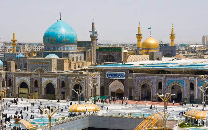 Thành phố Mashhad nằm ở cực bắc của Iran. Đây là nơi chôn cất của thầy tế Imam Reza và là một trong những nơi quan trọng nhất của thế giới Hồi Giáo.