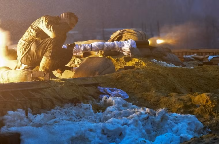 1 binh lính Ukraime đang khai hỏa vũ khí trong cuộc chiến với lực lượng quân ly khai thân Nga ở làng Pesky, gần Donetsk, Ukraine ngày 21/1/2015.