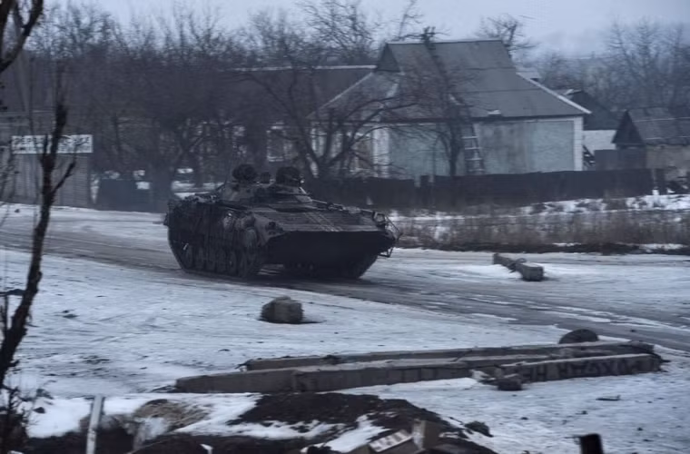 1 chiếc xe thiết giáp của lực lượng Ukraine đang di chuyển trên phố trong cuộc chiến với quân ly khai thân Nga ở làng Pesky, gần Donetsk ngày 21/1/2015.