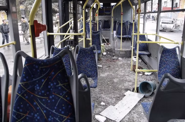 Bên trong chiếc xe buýt trúng đạn súng cối ở Donetsk, Ukraine ngày22/1/2015.