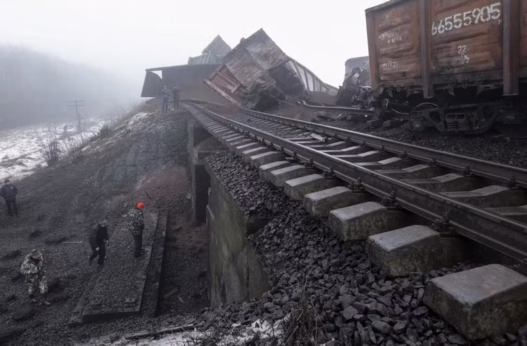 Các nhân viên cứu hộ kiểm tra chiếc cầu bị phá hủy gần làng Kuznetsovka ở vùng Zaporizhzhya ngày 21/1/2015. 1 vụ nổ trong đêm đã phá hủy chiếc cầu đường sắt, làm gián đoạn đoạn đường sắt nối giữa thành phố Mariupol và phía tây Ukraine. Lực lượng an ninh nhà nước Ukraine thông báo đã xác định danh tính các nghi phạm liên quan tới vụ việc và đang truy tìm những người này.