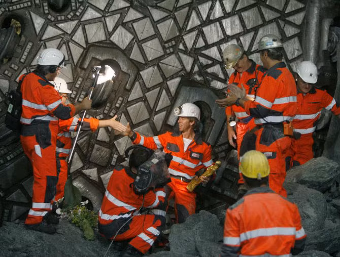 Khoảnh khắc người thợ mỏ vui mừng sau khi cỗ máy Gaby xuyên qua lớp đá.