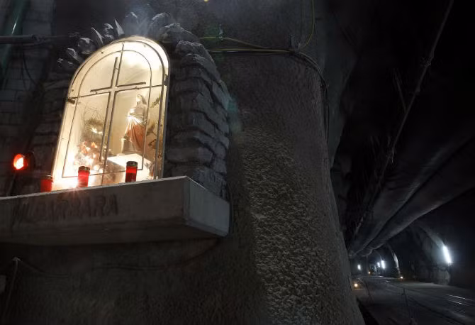 Tượng thánh Barbara được đặt ở một vị trí trong công trình ngầm.