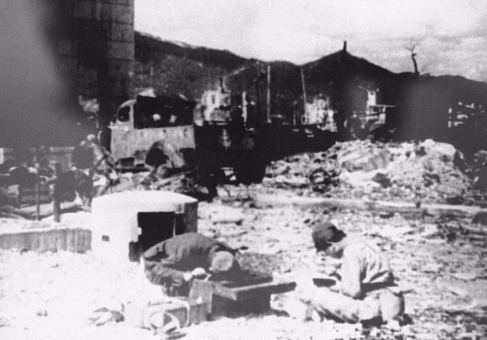 Các nhà khoa học Nhật Bản đang kiểm tra mức độ phóng xạ ở thành phố Hiroshima ngày 1/9/1945.