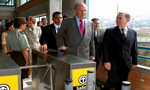 Vua Juan Carlos của Tây Ban Nha (giữa) và Tổng thống Colombia Alvaro Uribe tại khu vực soát vé khu vực tàu điện ngầm ở Medellin, Colombia, 2007