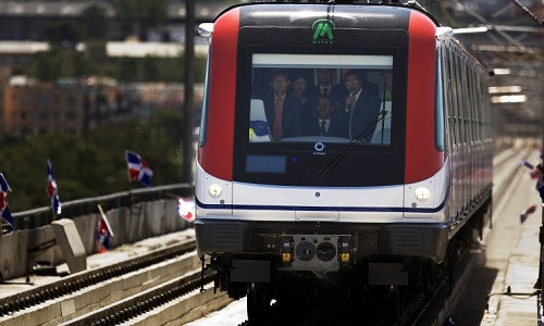 Tổng thống Dominica Leonel Fernadez trong một chiếc tàu chở khách mới ở Santo Domingo, Cộng Hòa Dominica, 2008.