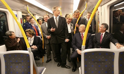 Tổng thống Áo Heinz Fischer và vợ của ông, bà Margit, vua Harald và Hoàng hậu Sonja trên chuyến tàu điện ngầm Oslo, Na Uy, 2007