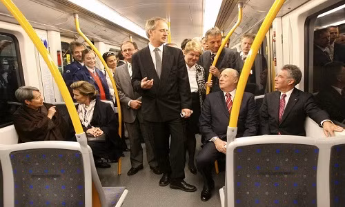 Tổng thống Áo Heinz Fischer và vợ của ông, bà Margit, vua Harald và Hoàng hậu Sonja trên chuyến tàu điện ngầm Oslo, Na Uy, 2007