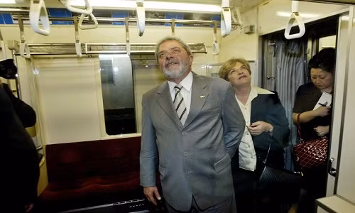 Cựu Tổng thống Brazil Luiz Inacio da Silva và vợ Marisa Leticia thăm một chuyến tàu điện ngầm tại trạm Shimbashi tại Tokyo, Nhật Bản, 2005.