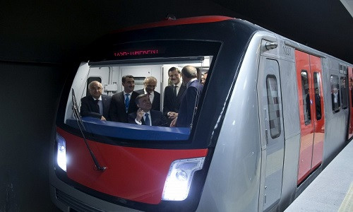 Tổng thống Thổ Nhĩ Kỳ Abdullah Gul, Thủ tướng Tây Ban Nha Mariano Rajoy và Thủ tướng Thổ Nhĩ Kỳ Recep Tayyip Erdogan (từ trái sang phải) trong toa tàu tại một buổi khai trương một đường tàu điện ngầm mới ở Ankara, Thổ Nhĩ Kỳ năm 2014.