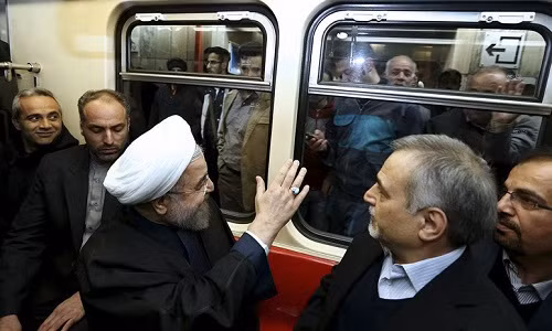  Tổng thống Iran, Hassan Rouhani trong một chuyến tàu điện ngầm ở Tehran, Iran, 2015.