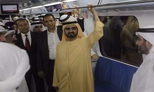 Phó Tổng thống và Thủ tướng của UAE và người cai trị của Dubai, Sheikh Mohammed bin Rashid Al Maktoum trong ngày khai trương tuyến đường xanh của tàu điện Dubai, Các tiểu Vương Quốc Ả Rập Thống nhất, 2011.