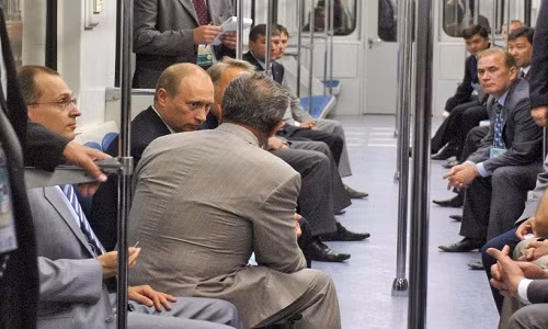 Tổng thống Nga Vladimir Putin và giám đốc Cơ quan Năng lượng Nguyên tử Liên Bang Sergei Kiriyenko trên tàu điện ngầm ở Kazan năm 2005.