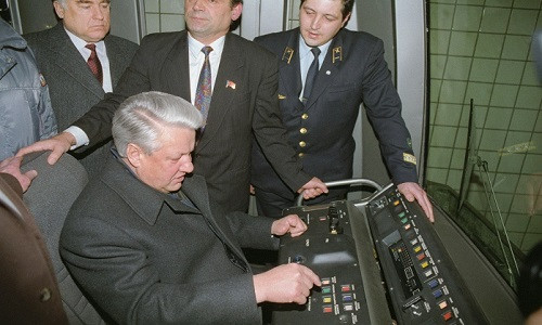 Cựu Tổng thống Nga Boris Yeltsin (giữa) và Thủ tướng Viktor Chernomyrdin (bên trái) trên một cabin tàu điện ngầm ở Polezhaevskaya, Moscow, 1993.