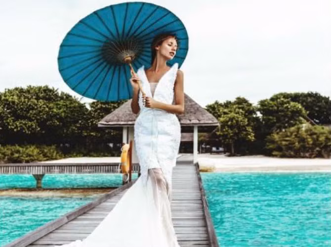 Zakharova trông thật nổi bật trong chiếc váy cưới của hãng Svetlana Kushnervoa trên bến tàu