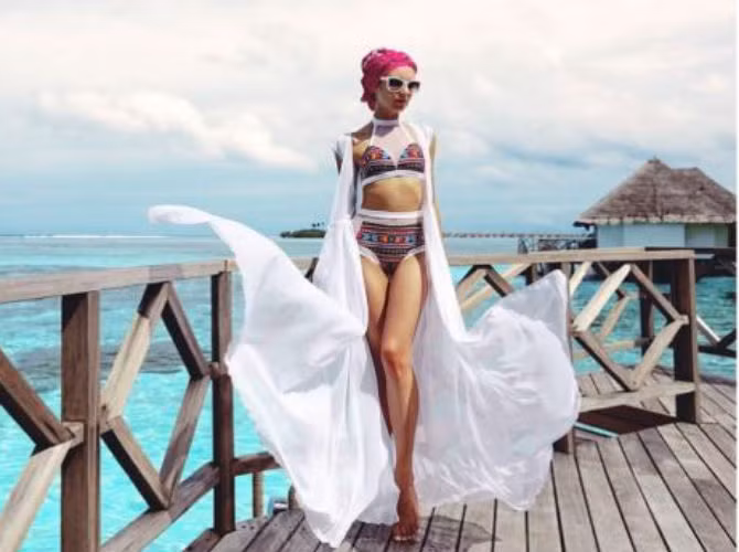 ... và thực hiện buổi diễn thời trang của riêng mình