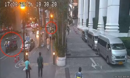 18h37'51: Chiếc tuk-tuk rời đi. Nghi phạm đứng trên vỉa hè. Khoảng 12 phút tiếp theo, tên này không xuất hiện trong video. Theo BBC, toàn bộ cảnh quay bắt đầu sau 18h36 hôm 17/8. Cảnh sát Thái Lan xác nhận thời gian trong camera có sai lệch, vì vậy, các mốc thời gian có thể khác so với thời gian giới chức đưa trước đó.