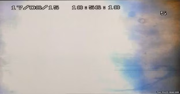 18h55'18: Hình ảnh cầu lửa ở camera giám sát trong đền Erawan lúc quả bom phát nổ.