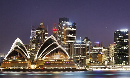 Australia là một trong 10 quốc gia và vùng lãnh thổ giàu nhất thế giới với GDP bình quân đầu người là 44.073 USD. Australia luôn nằm trong những quốc gia có GDP bình quân đầu người cao nhất trong nhiều năm qua.