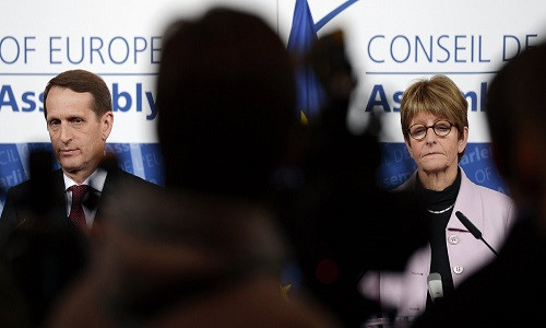 Nga bi tuoc quyen o PACE, My hoan hi