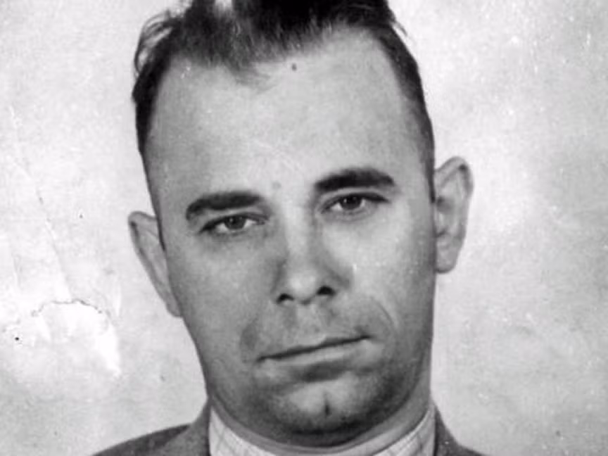1.John Herbert Dillinger: John Herbert Dillinger là một trong những tên cướp khét tiếng trong thời kỳ suy thoái ở Mỹ. Dillinger tham gia vào hàng chục vụ cướp ngân hàng và thậm chí cả đồn cảnh sát. Ngày 3/3/1934, Dillinger đã bắt một nhân viên nhà tù làm con tin rồi leo lên xe cảnh sát tẩu thoát trong một vụ vượt ngục khó tin.