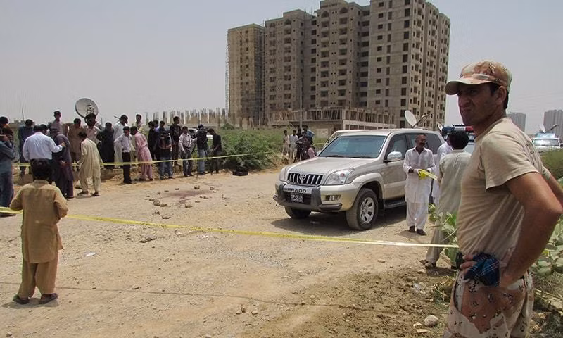 Theo thông tin từ phía cảnh sát, "Có 6 kẻ tấn công. Sau khi lên được xe bus, chúng đã xả súng tới tấp vào những người vô tội."