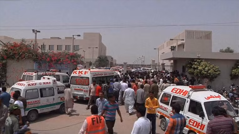 Rất nhiều xe cứu thương và người dân Pakistan tập trung bên ngoài bệnh viện sau cuộc nổ súng tấn công xe buýt đẫm máu ngày 13/5 tại Karachi.