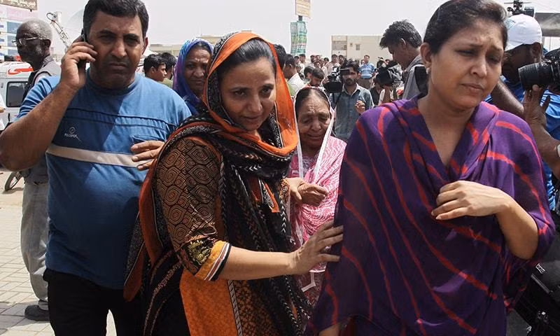 Thân nhân gia đình của những người bị thiệt mạng và bị thương đang trên đường đến bệnh viện sau vụ tấn công ngày 13/5.