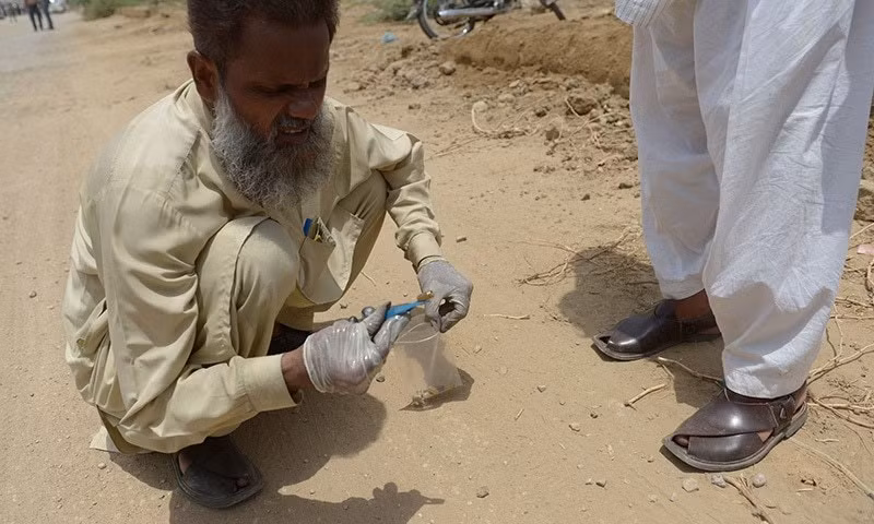 Một quan chức cảnh sát đang thu thập chứng cứ tại hiện trường của cuộc tấn công xe bus ở Karachi. Thông tin từ cảnh sát cho biết, hành khách trên xe đều đến từ cộng đồng người theo Ismaili – thuộc dòng Hồi giáo Shiite - ở Pakistan.