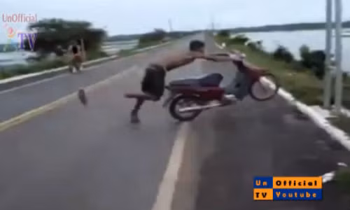 Boc dau xe, nguoi bay ngoan muc xuong ruong