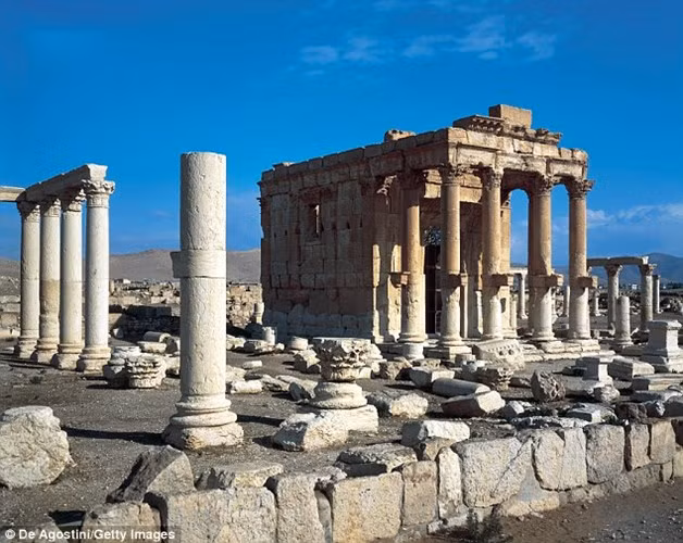 Trước đó, IS đã đăng tải những bức ảnh phá hủy ngôi đền cổ nổi tiếng Baalshamin ở thành phố Palmyra, Syria.