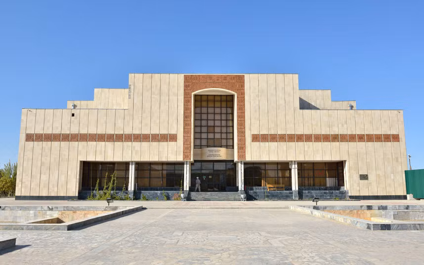 Thành phố Nukus, Uzbekistan sở hữu phòng trưng bày tranh Savitsky, được biết đến như là Bảo tàng của Nghệ thuật bị ngăn cấm. Đây là nơi đầu tiên của thế giới lưu giữ tranh của người Nga trong thế kỷ 20.