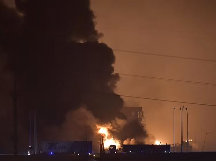 Hai vụ nổ lớn ở Thiên Tân, Trung Quốc xảy ra vào tối 12/8, khiến ít nhất 17 người thiệt mạng và khoảng 400 người bị thương.