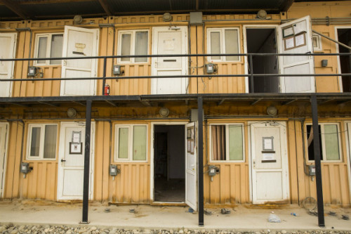 Trong cuộc chiến tranh của Mỹ tại đất nước này, căn cứ Bagram đã được mở rộng đáng kể, năm 2007 nó đã có diện tích ngang với một thị trấn nhỏ. Trong ảnh là những nhà tạm làm từ container chuẩn bị bị phá dỡ.