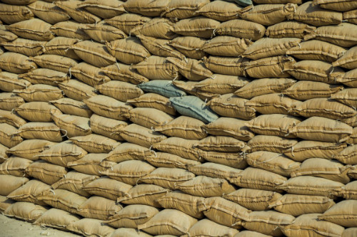 Những bao cát được xếp thành chồng quanh lô cốt để tránh tên lửa và súng cối của phiến quân.