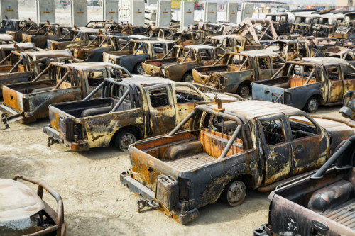 Những chiếc xe bán tải đã cháy của quân đội Afghanistan, chuẩn bị được đem đi tiêu hủy.