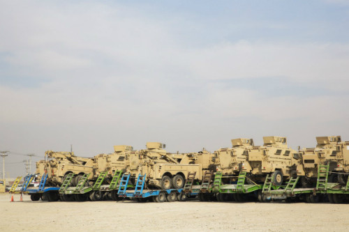 Phương tiện quân sự của Mỹ trên những chiếc xe tải để chuẩn bị được đưa sang Kuwait.