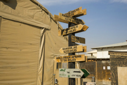 Biển chỉ dẫn ở căn cứ Bagram đến các căn cứ khác của Mỹ ở khắp nơi trên thế giới.