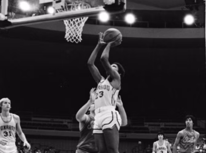 Barack Obama tham gia vào đội tuyển bóng rổ thời còn đi học ở trường Punahou năm 1979.