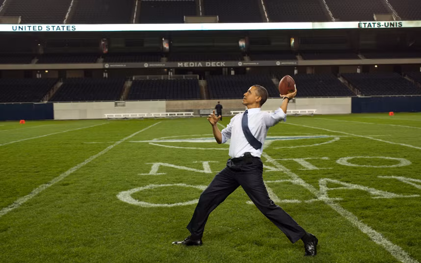 Tổng thống Obama trên sân bóng ở Chicago, bang Illinois.