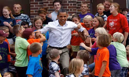 Tổng thống Barack Obama được các em nhỏ vây quanh ở Chatfield, Minnesota.