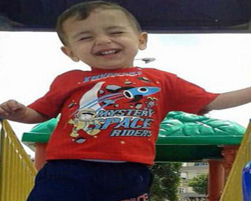 Bé Aylan rất thích thú khi được đi chơi.