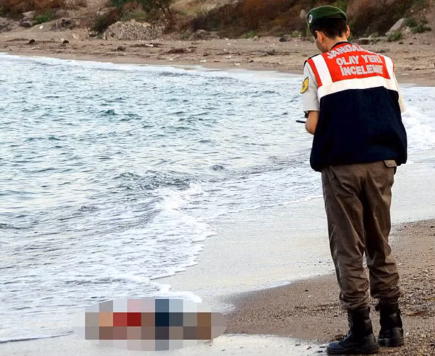 Mới đây, hình ảnh bé trai Syria chết đuối đã gây chấn động toàn thế giới. Cậu bé Aylan chết đuối cùng anh trai 5 tuổi và mẹ khi trốn chạy khỏi Syria sang Châu Âu. Cậu bé được tìm thấy nằm sấp trên một bãi biển gần khu nghỉ dưỡng của Thổ Nhĩ Kỳ.